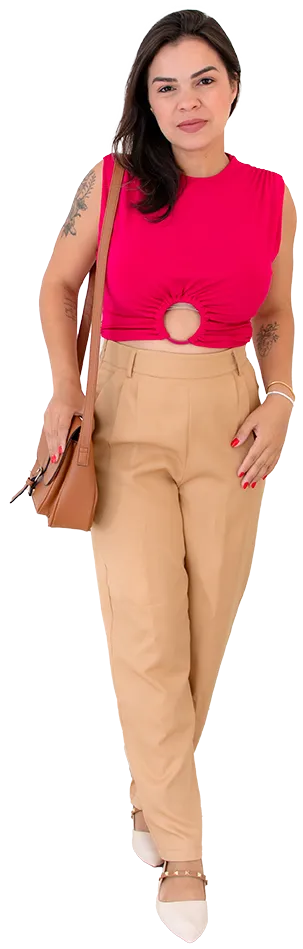 Camyla com uma blusa rosa